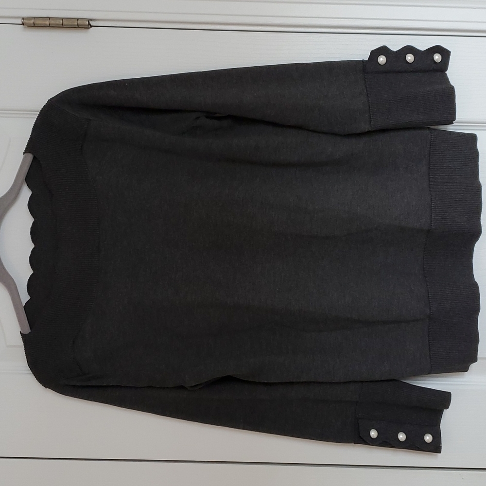 Cable and Gauge Women's long sleeve pullover sweater size Medium.